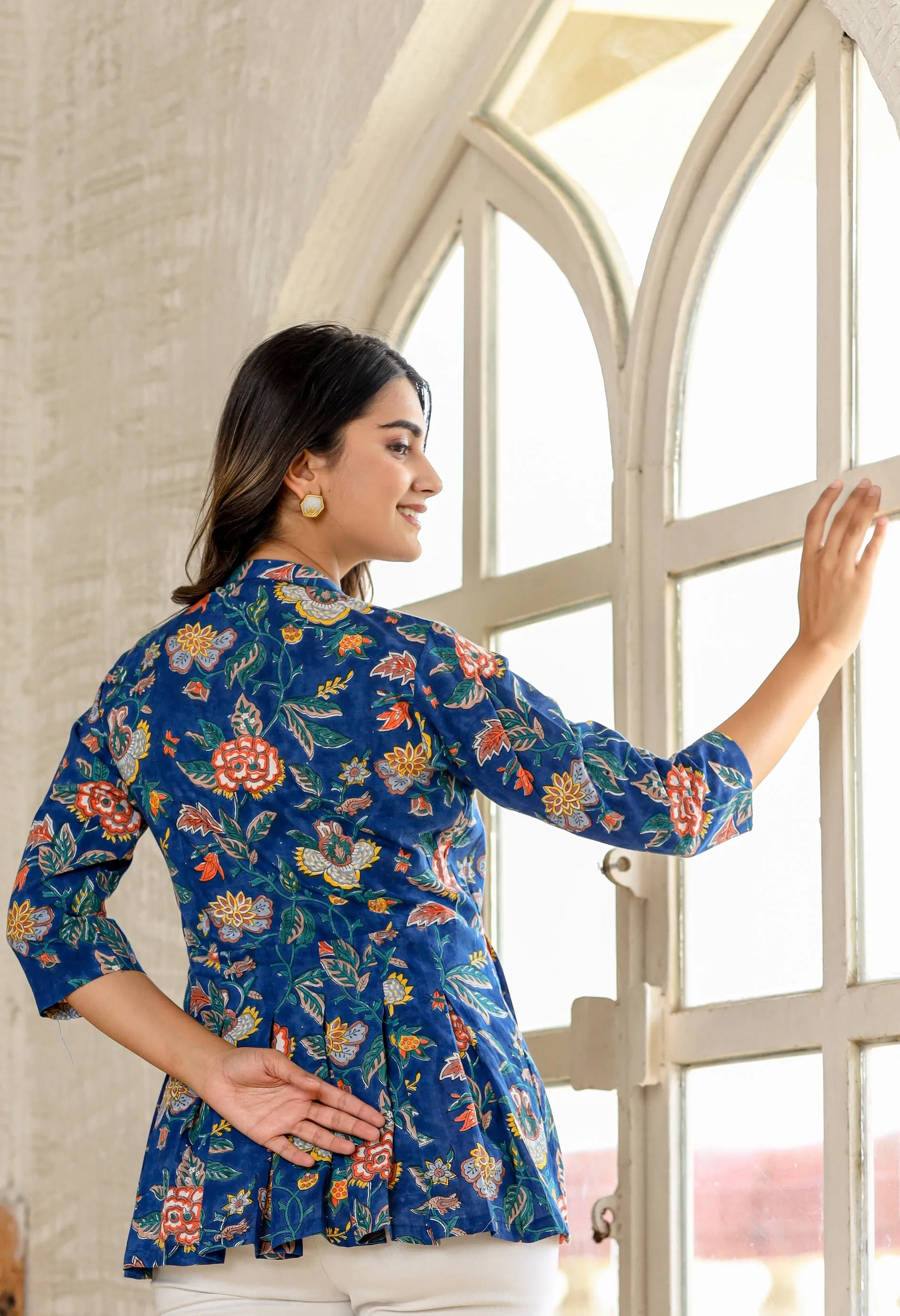 CALM BLUE FLORAL TOP